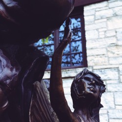 Random things photoshoot in Geneva, IL 2017 - Random things 2017 - Pixie on the Nick Bottom statue
