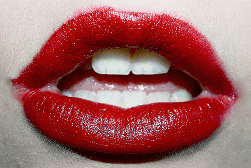 vibrating red lips