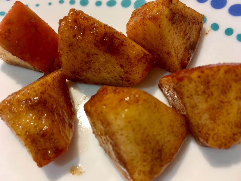 Apples with cinnamon and sugar