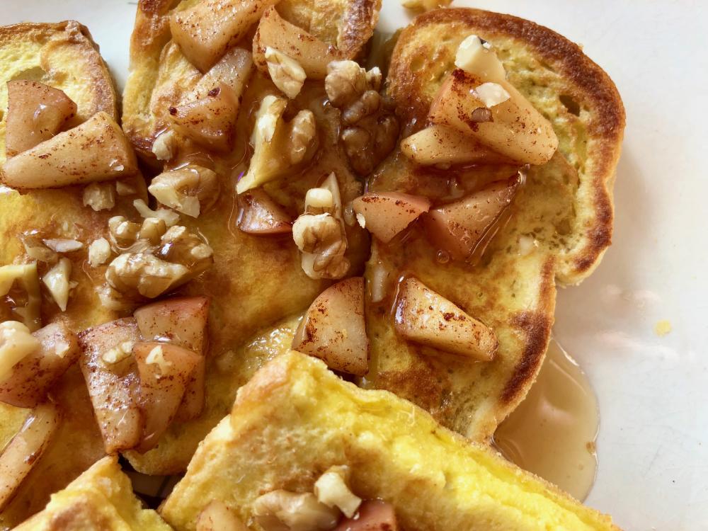 French toasts with walnuts, apples, and cinnamons
