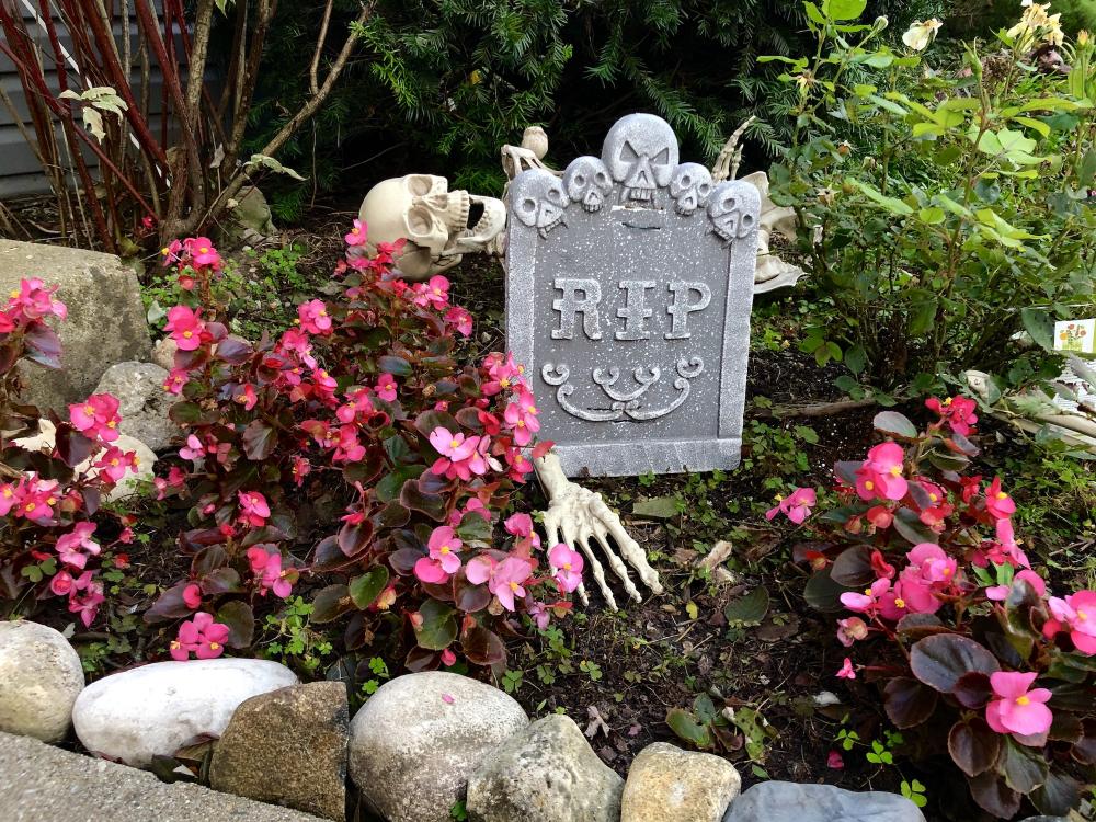 Grave with flowers